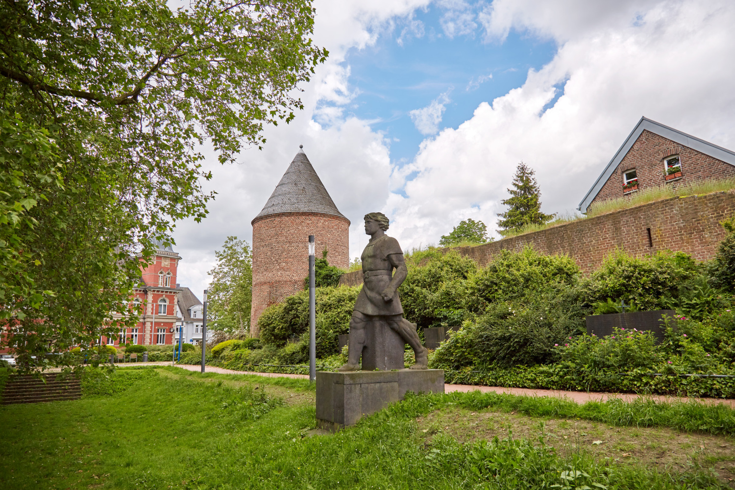 Tien Anton vor der alten Stadtmauer